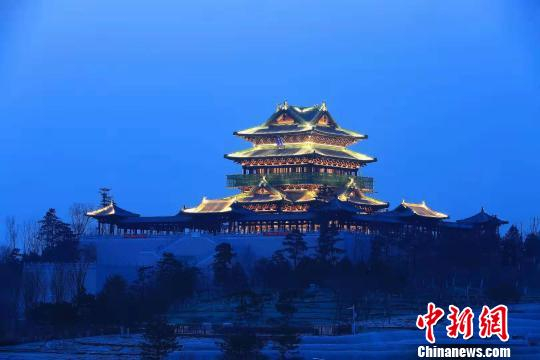 为让游客获得更好的游园体验，北京世园会新增“跨夜票”，会期当日16时后入园的游客，第二天无特殊情况可继续免费参观。图为世园会中的景点永宁阁夜景。北京世园局供图