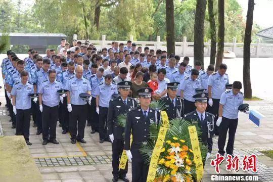  资料图：民警代表为贾巴伍各敬礼。谌生智 摄