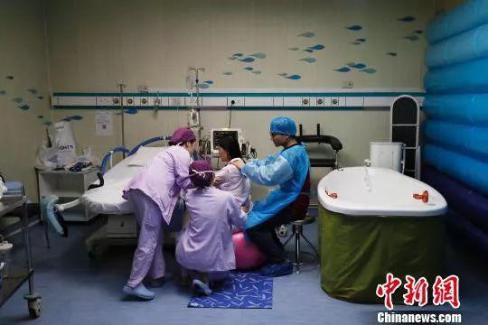 资料图：一名产妇正在医院待产 图文无关 殷立勤　摄