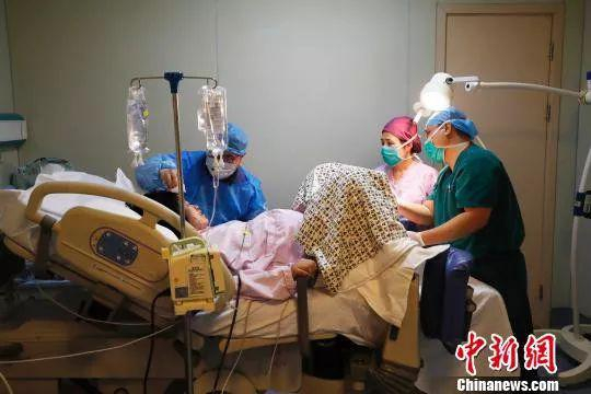 资料图：一名产妇正在医院待产 图文无关 殷立勤 摄