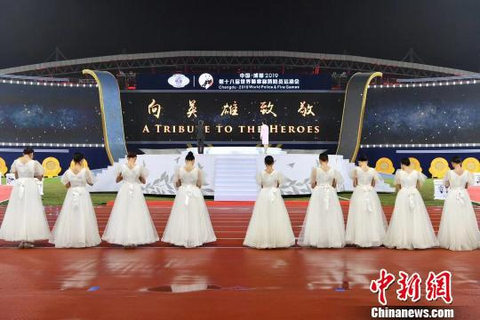  现场所有人员为全球因公殉职的警察和消防员进行了默哀。　安源 摄