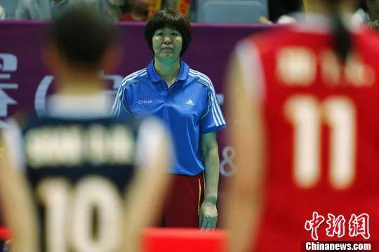  资料图：郎平率中国女排首秀。中新社发 富田 摄