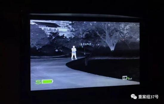  ▲通过夜视仪，可以在黑夜中看到人和猫狗等动物的轮廓。新京报记者 祖一飞 摄
