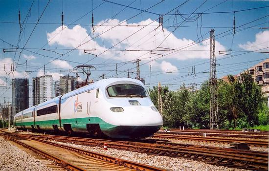 在冲刺试验中跑出时速321.5公里的动力集中式动车组“中华之星”