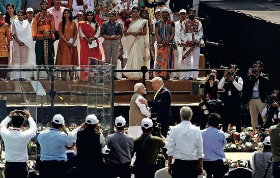 　　2月24日，在印度艾哈迈达巴德莫特拉体育场，印度总理莫迪（中左）与到访的美国总统特朗普握手。图/新华