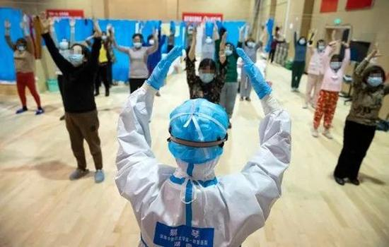 ▲2月25日，在江夏方舱医院，湖南中医药大学第一附属医院医护人员易琴（前）带领新冠肺炎患者习练八段锦。新华社记者沈伯韩摄