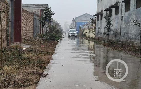 ▲11月17日，仍有警车停在孙恒飞家门口。摄影/上游新闻记者 沈度