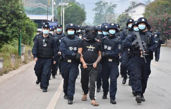 图为云南边检总站民警成功抓捕犯罪团伙成员（图片由国家移民管理局提供）