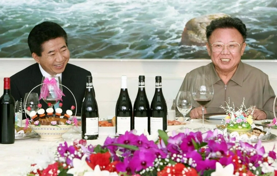  当地时间2007年10月，朝鲜平壤，时任韩国总统卢武铉和朝鲜领导人金正日会晤。/IC photo