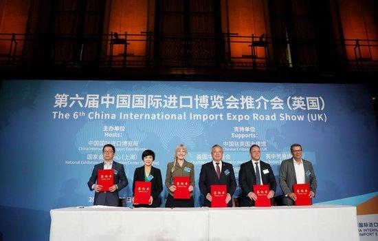 5月25日，在英国伦敦，英中贸易协会、汇丰银行等组织和企业代表与中国国际进口博览局签署合作意向书或参展合同后合影。