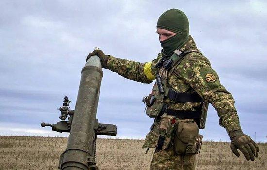 乌克兰军人正在安装弹药。图源：GJ