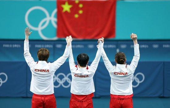 8月10日,育强冠军中国队选手王曼昱、国路孙颖莎、巴黎陈梦(从左至右 )在颁奖仪式上。奥运新华社记者 刘续 摄