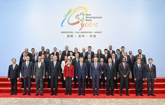 4月29日上午，国家主席习近平在上海访问金砖国家新开发银行，并会见新开发银行行长罗塞芙。新华社记者 殷博古 摄