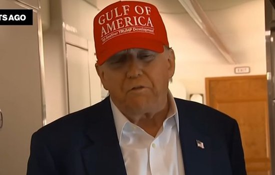 当地时间7月1日，特朗普在“空军一号”上接受媒体采访。