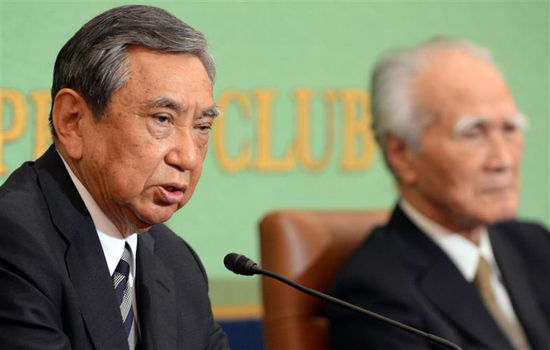  2015年6月9日，在日本东京，日本前内阁官房长官河野洋平（左）发表讲话