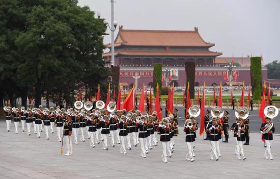 这是6月6日在欢迎仪式上拍摄的行进乐队。