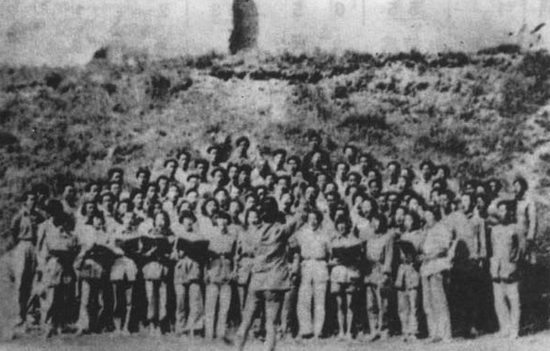 冼星海指挥延安鲁迅艺术学院学生练唱《黄河大合唱》（1939年）