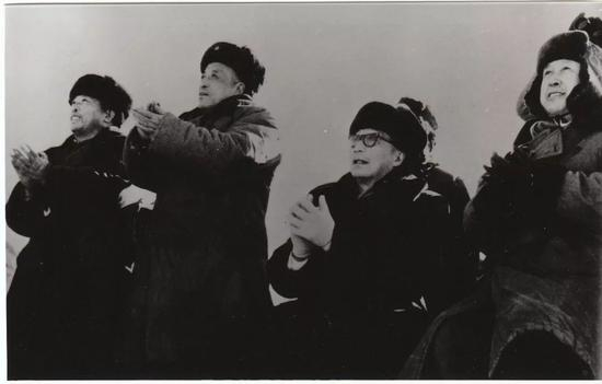  △1966年10月，钱学森协助聂荣臻组织实施了我国首次“两弹结合”试验，获得圆满成功，把国防现代化建设向前推进了一大步。
