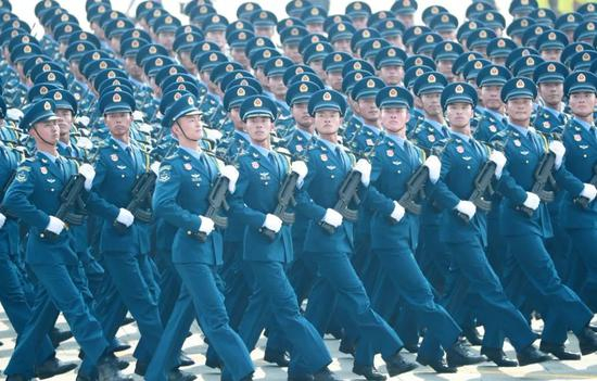 　　10月1日上午，庆祝中华人民共和国成立70周年大会在北京天安门广场隆重举行。这是行进中的空军方队。新华社记者 袁满 摄