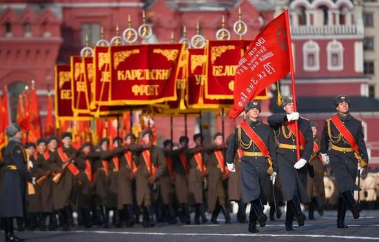 （十大方面军军旗与胜利旗）