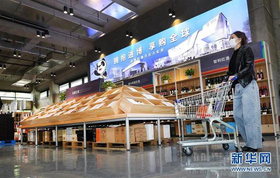 2020年4月25日，“拥抱进博·享购全球”虹桥品汇食品健康馆在上海虹桥进口商品展示交易中心开业，顾客在虹桥品汇食品健康馆购物。 新华社记者 方喆 摄
