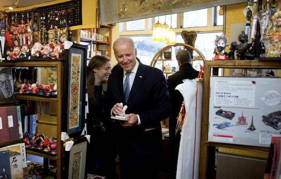 （图说：2013年12月5日，北京，拜登携孙女逛书店。）