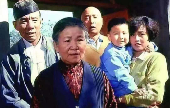 　　·《孝子贤孙伺候着》剧照，该剧主演除了陈佩斯，还有赵丽蓉、魏宗万、丁嘉丽、倪大红，都是硬核演员。