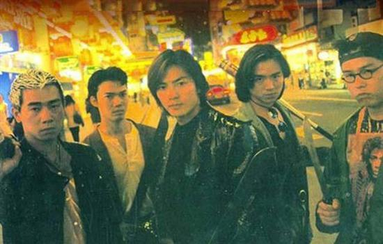 　　（图：《古惑仔》系列中“洪兴社”原型就是“新义安”，据该片监制文隽透露，陈浩南一角本想邀请刘德华出演，但刘德华认为会给青少年带来不良影响婉拒。随后郑伊健凭借此片一炮而红。不过郑伊健后来亦意识到该片对青少年的不良影响，以极低片酬赶拍了《九龙冰室》，以黑道主人公死亡作为该片结局。）