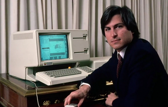  ▲乔布斯与苹果电脑Lisa