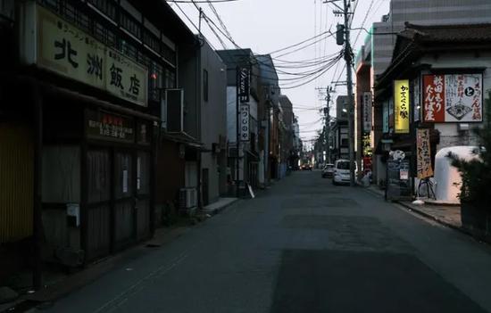 ·神户一处商业街上的不少店铺都已倒闭。