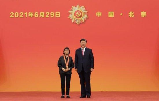 △2021年6月29日,庆祝中国共产党成立100周年“七一勋章”颁授仪式在北京人民大会堂金色大厅隆重举行。习近平总书记向“七一勋章”获得者张桂梅颁授勋章。