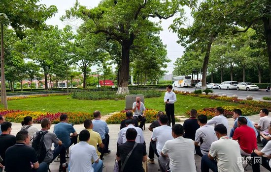 84岁的魏善民给观众讲“焦桐”的故事（央广网记者 郝振青 摄）