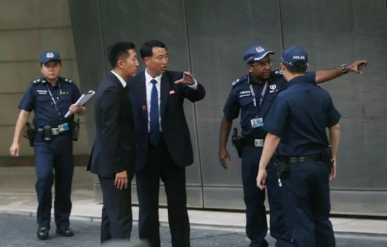 朝方人员在与新加坡警方交流（摄：崔萌）