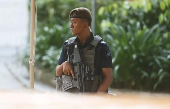 在金正恩下榻酒店外执行安保任务的廓尔喀雇佣兵 　　（摄影：环球时报英文版 崔萌）