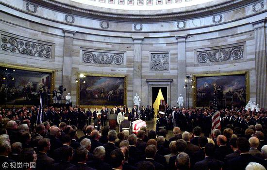 2004年6月9日美国第40任总统里根的灵柩被陈放于国会 图源：视觉中国