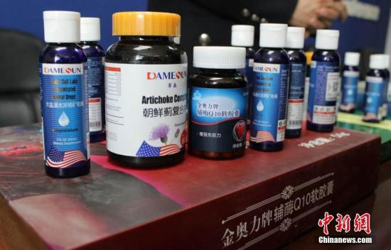 资料图：兰州市公安局经侦支队对6个以推介保健药品为名非法集资的窝点进行了查封，抓获犯罪嫌疑人3名，对43名公司员工进行审查，现场查扣“金微矿”、“矿宝”等保健药品5000盒（瓶），收缴现金20.96万元。李延成 摄