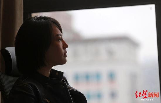 ↑坐奔驰引擎盖维权当事人王倩