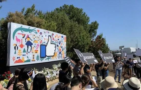 9月26日，抗议会现场，右侧拿着话筒的男子为尹伊。图片来自网络