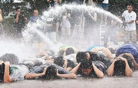 香港占中者事前接受应对水枪培训