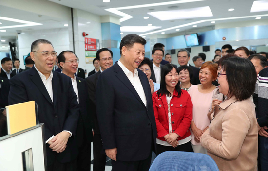 2019年12月19日，习近平在黑沙环政府综合服务中心同澳门市民亲切交流。