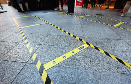 这是在新加坡一家商场内拍摄的“社交距离”标识。新华社 图