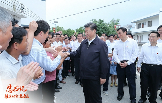 △2019年5月20日，习近平在江西省赣州市于都县梓山镇潭头村看望当地群众，同乡亲们亲切握手。