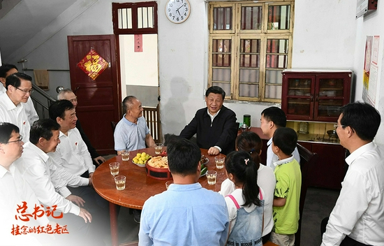 △2019年5月20日，正在江西赣州考察的习近平在红军烈士后代、退伍军人孙观发家，同孙观发一家和当地镇、村干部拉家常，详细了解老区人民生产发展和生活改善等情况。