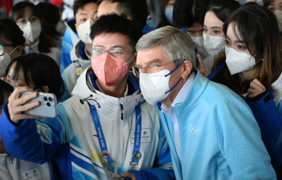 ▲ 2022年2月18日，国际奥委会主席巴赫来到北京2022年冬奥会主媒体中心，与志愿者交流互动。