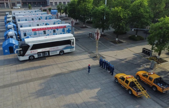 　　2022年5月12日，国家电网四川省广安供电公司在邻水县黄桷树公园为方舱车搭接临时电源（无人机照片）。中新社发&nbsp; 邱海鹰 摄