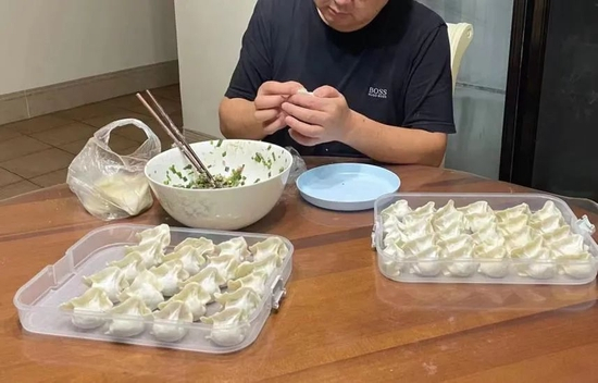  9月1日晚上，成都双流一外科医生在家包饺子（受访者供图）