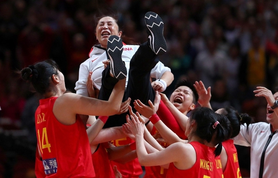 （时隔28年 郑薇以主教练身份又一次站上决赛赛场 并荣膺世界杯最佳教练）