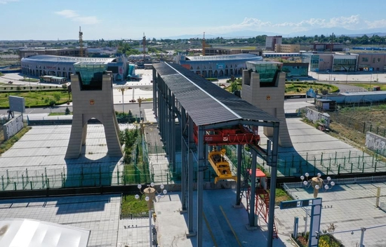 这是在新疆中哈霍尔果斯国际边境合作中心拍摄的“空中陆桥”（无人机照片）。