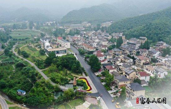  2020年7月28日，空中俯瞰浙江省安吉县天荒坪镇余村（无人机照片）。图源央视网