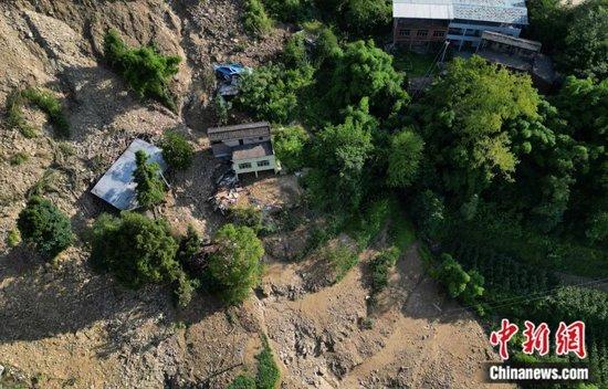 航拍重慶萬州長灘鎮一村莊山坡發生泥石流災害後的場景.陳超 攝